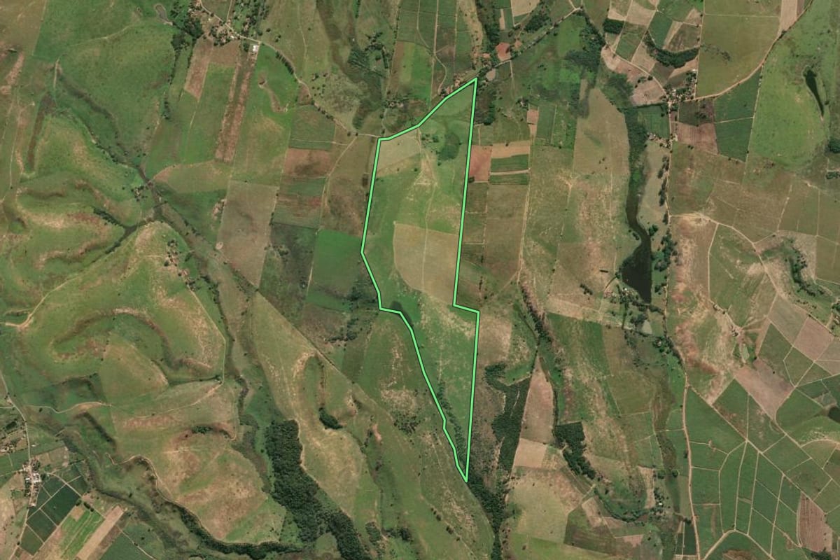 Imagem de satélite do imóvel rural em Campos dos Goytacazes (RJ), com o contorno declarado no CAR desenhado por cima.