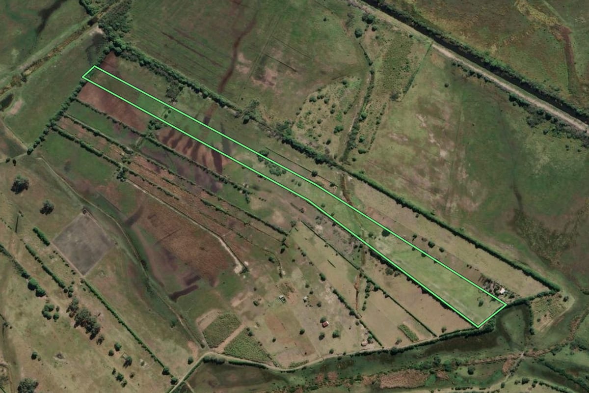 Imagem de satélite do imóvel rural em Campos dos Goytacazes (RJ), com o contorno declarado no CAR desenhado por cima.