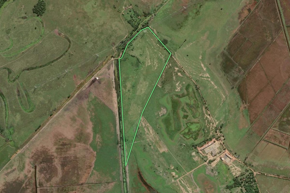 Imagem de satélite do imóvel rural em Campos dos Goytacazes (RJ), com o contorno declarado no CAR desenhado por cima.