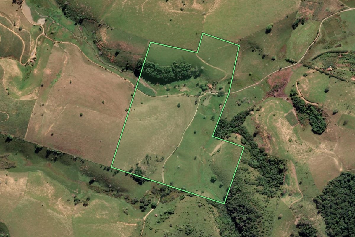 Imagem de satélite do imóvel rural em Campos dos Goytacazes (RJ), com o contorno declarado no CAR desenhado por cima.