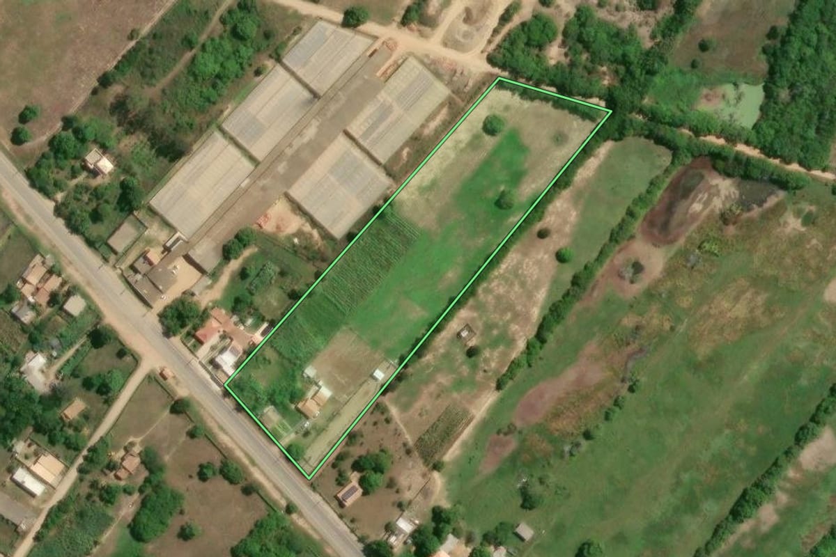 Imagem de satélite do imóvel rural em Campos dos Goytacazes (RJ), com o contorno declarado no CAR desenhado por cima.