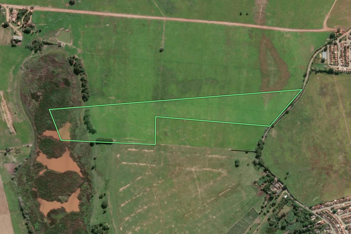 Imagem de satélite do imóvel rural em Campos dos Goytacazes (RJ), com o contorno declarado no CAR desenhado por cima.