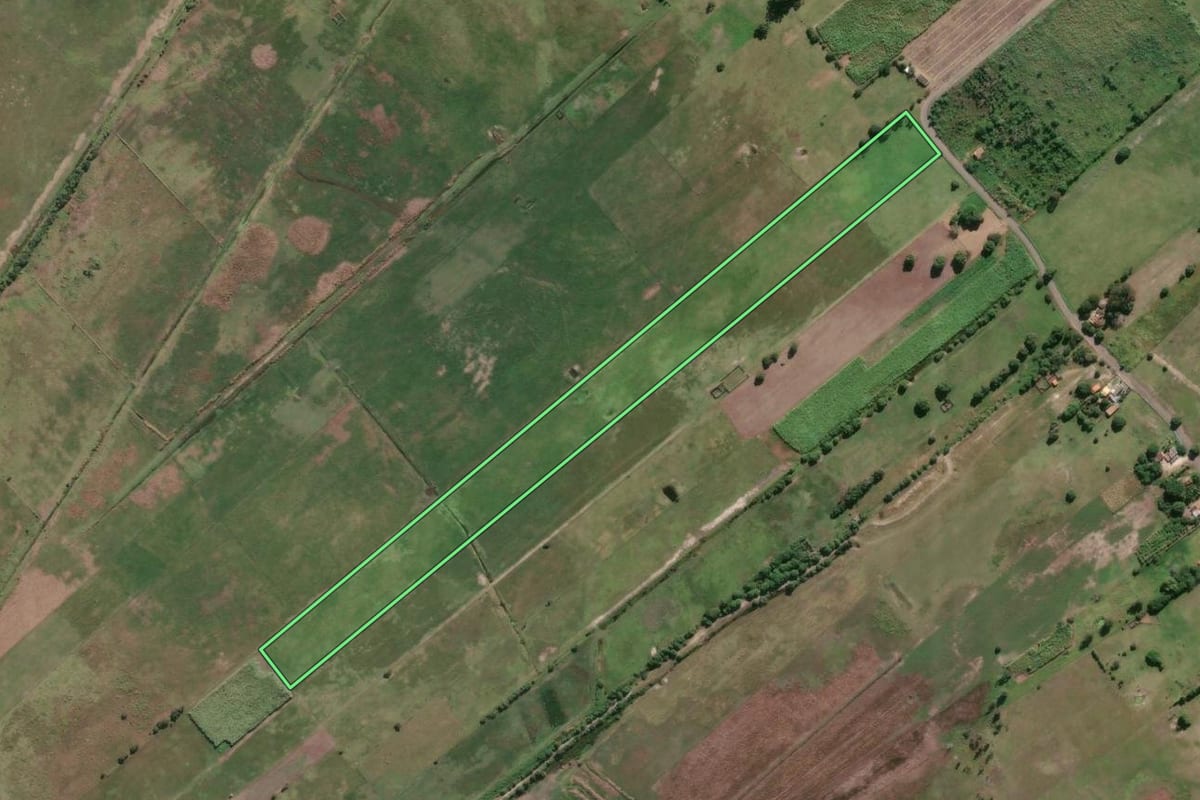 Imagem de satélite do imóvel rural em Campos dos Goytacazes (RJ), com o contorno declarado no CAR desenhado por cima.