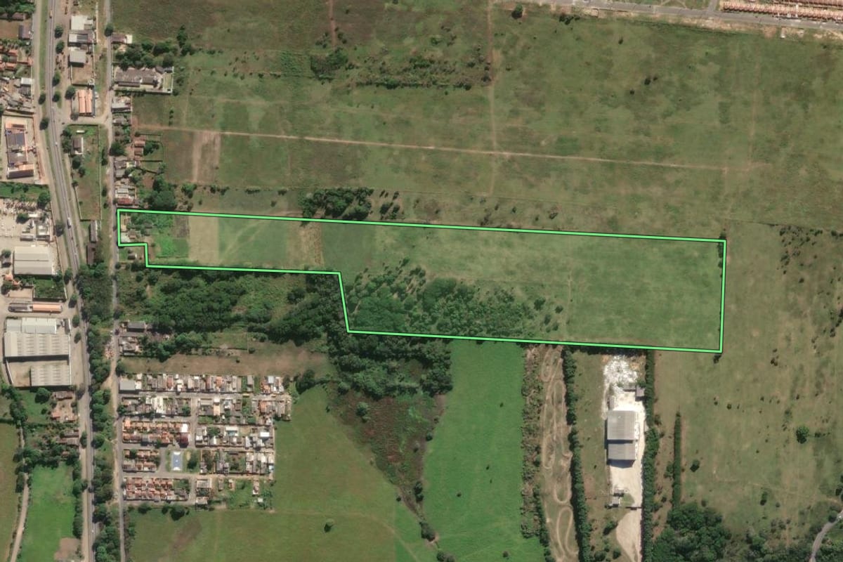 Imagem de satélite do imóvel rural em Campos dos Goytacazes (RJ), com o contorno declarado no CAR desenhado por cima.
