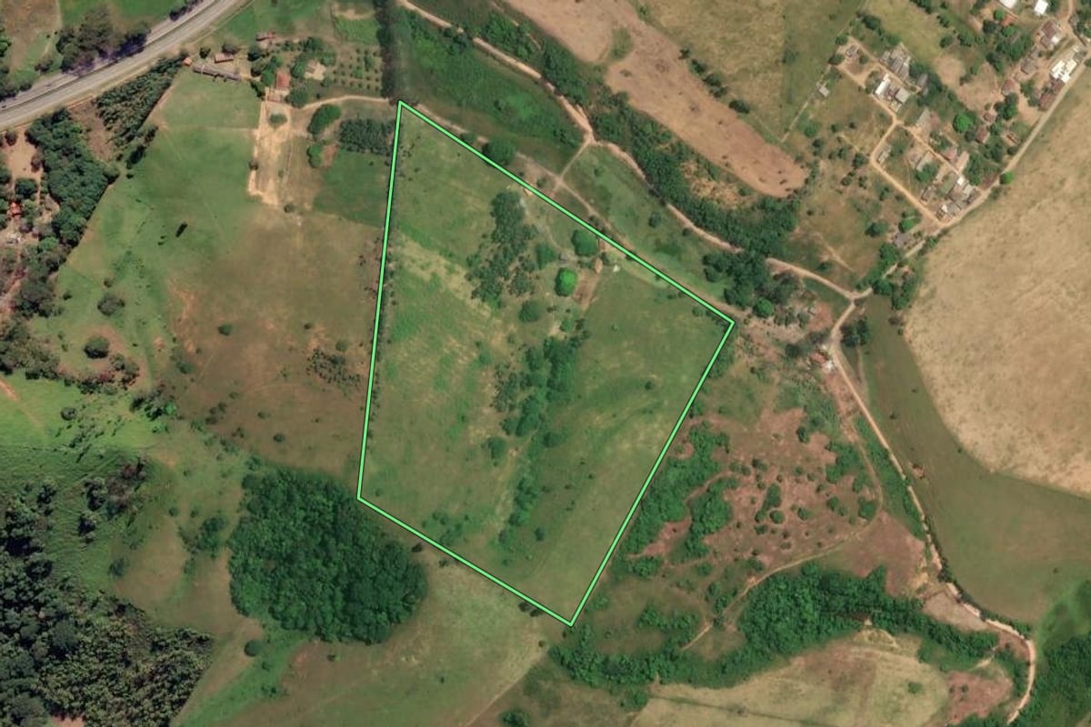 Imagem de satélite do imóvel rural em Campos dos Goytacazes (RJ), com o contorno declarado no CAR desenhado por cima.