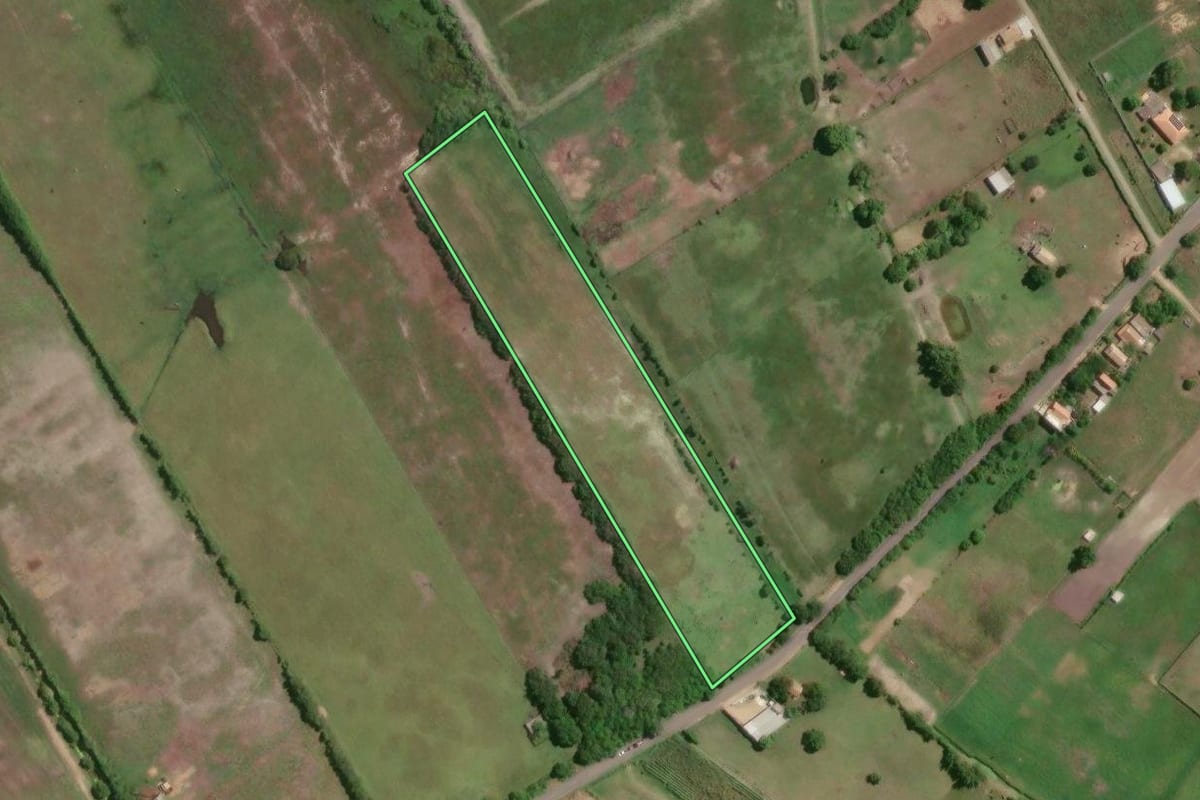 Imagem de satélite do imóvel rural em Campos dos Goytacazes (RJ), com o contorno declarado no CAR desenhado por cima.