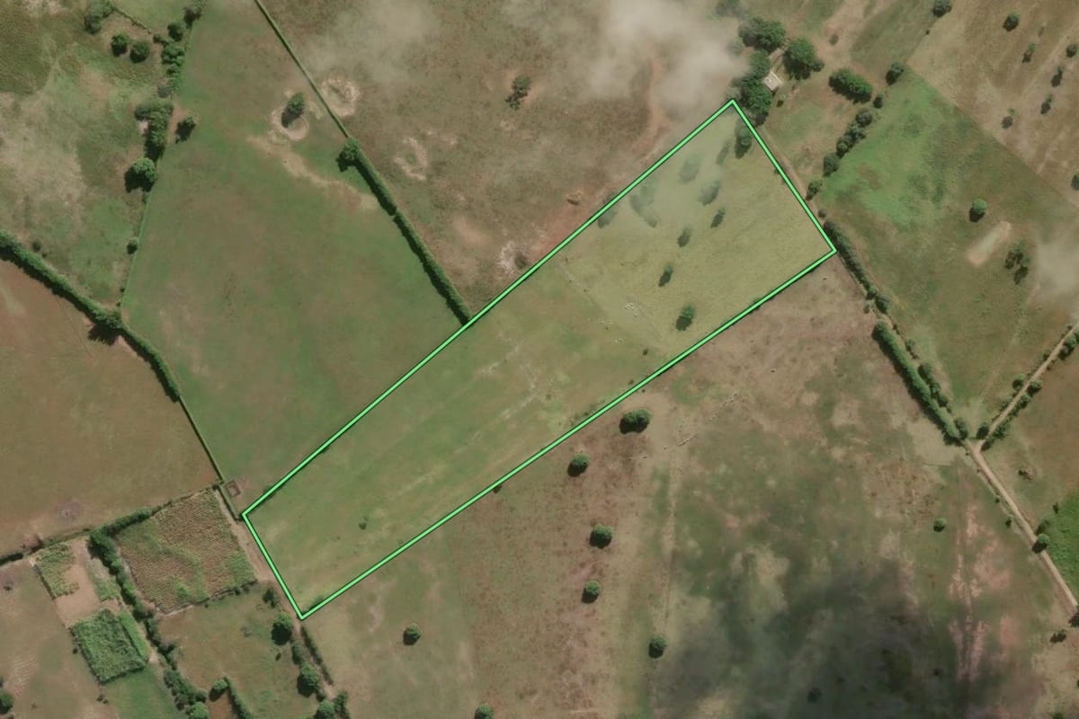 Imagem de satélite do imóvel rural em Campos dos Goytacazes (RJ), com o contorno declarado no CAR desenhado por cima.