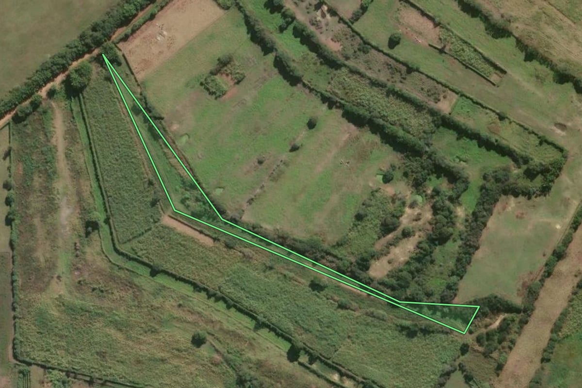 Imagem de satélite do imóvel rural em Campos dos Goytacazes (RJ), com o contorno declarado no CAR desenhado por cima.