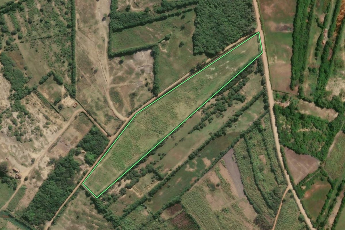 Imagem de satélite do imóvel rural em Campos dos Goytacazes (RJ), com o contorno declarado no CAR desenhado por cima.