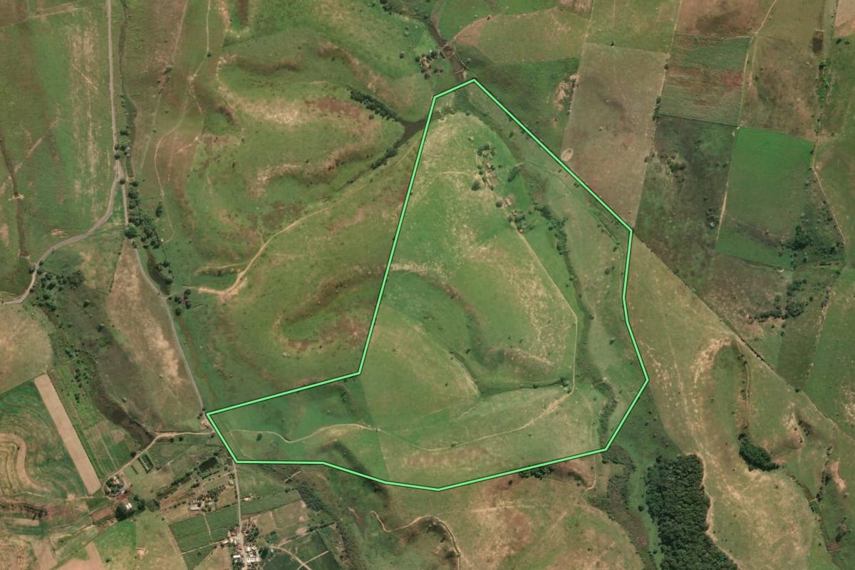 Imagem de satélite do imóvel rural em Campos dos Goytacazes (RJ), com o contorno declarado no CAR desenhado por cima.