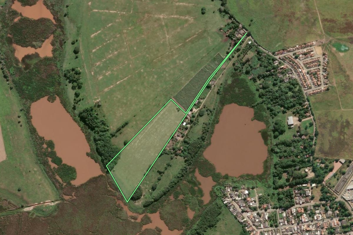 Imagem de satélite do imóvel rural em Campos dos Goytacazes (RJ), com o contorno declarado no CAR desenhado por cima.