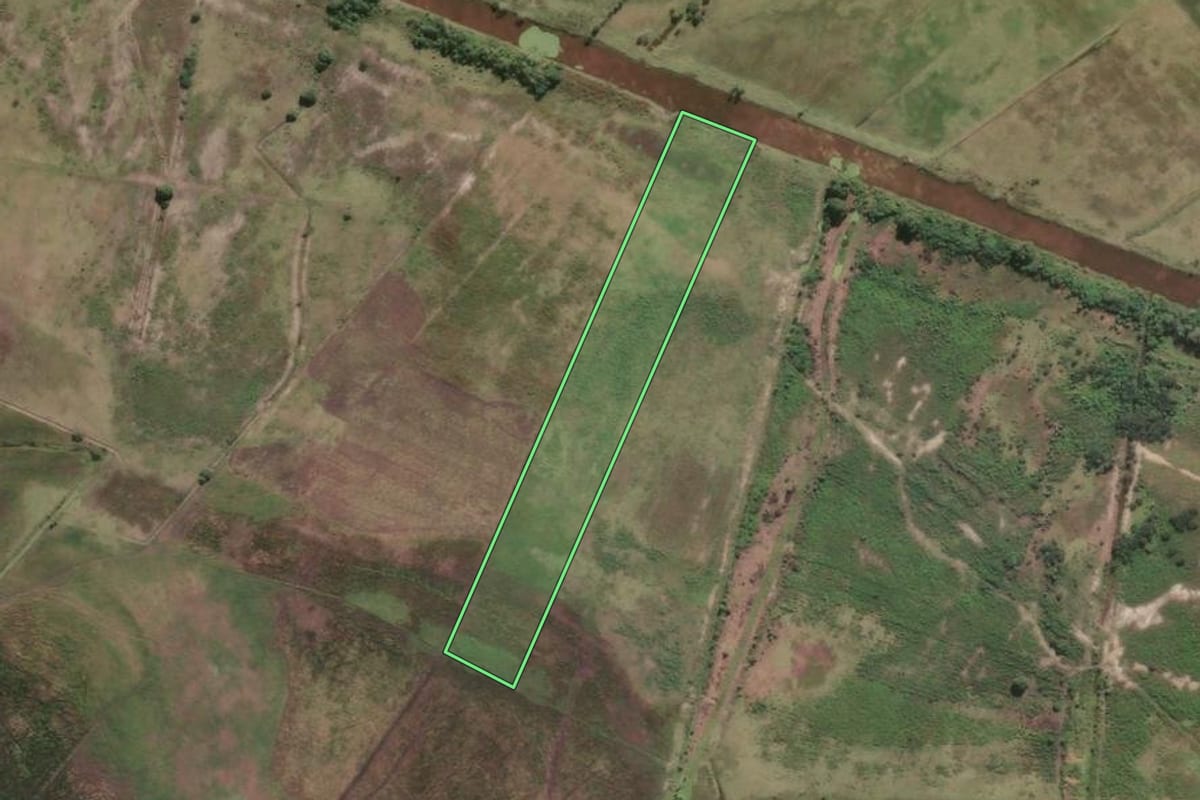 Imagem de satélite do imóvel rural em Campos dos Goytacazes (RJ), com o contorno declarado no CAR desenhado por cima.