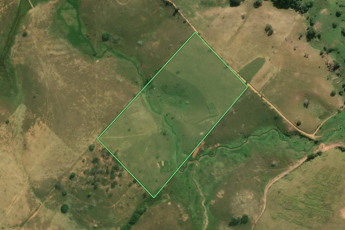 Imagem de satélite do imóvel rural em Campos dos Goytacazes (RJ), com o contorno declarado no CAR desenhado por cima.