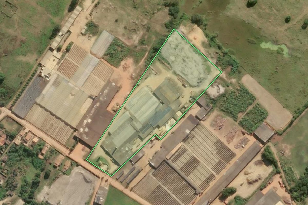 Imagem de satélite do imóvel rural em Campos dos Goytacazes (RJ), com o contorno declarado no CAR desenhado por cima.