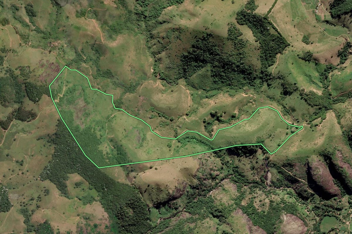 Imagem de satélite do imóvel rural em Campos dos Goytacazes (RJ), com o contorno declarado no CAR desenhado por cima.