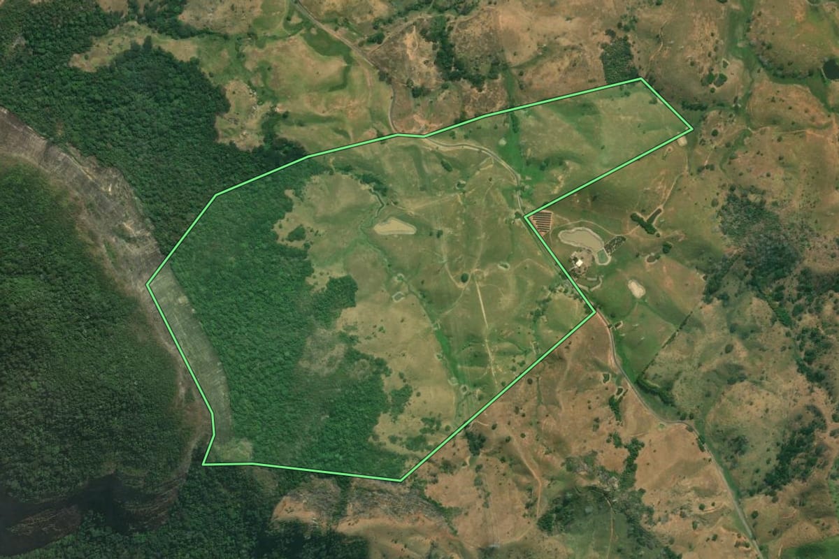 Imagem de satélite do imóvel rural em Campos dos Goytacazes (RJ), com o contorno declarado no CAR desenhado por cima.