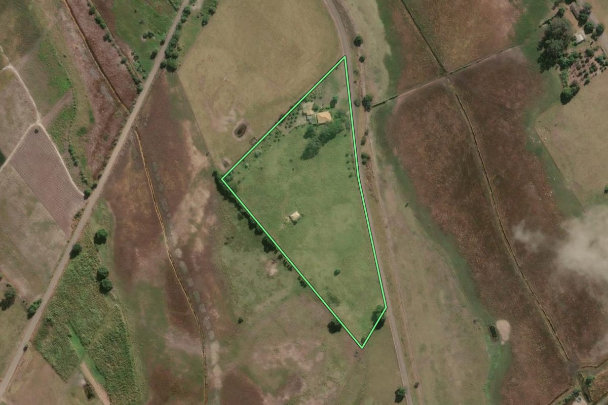 Imagem de satélite do imóvel rural em Campos dos Goytacazes (RJ), com o contorno declarado no CAR desenhado por cima.