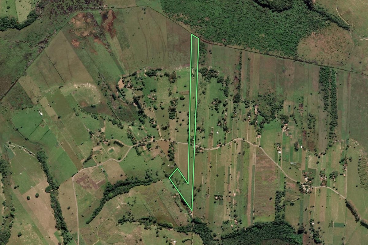 Imagem de satélite do imóvel rural em Campos dos Goytacazes (RJ), com o contorno declarado no CAR desenhado por cima.