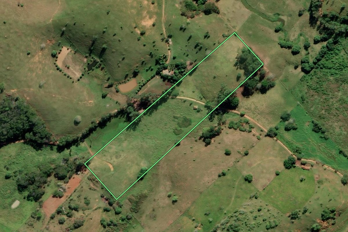 Imagem de satélite do imóvel rural em Campos dos Goytacazes (RJ), com o contorno declarado no CAR desenhado por cima.