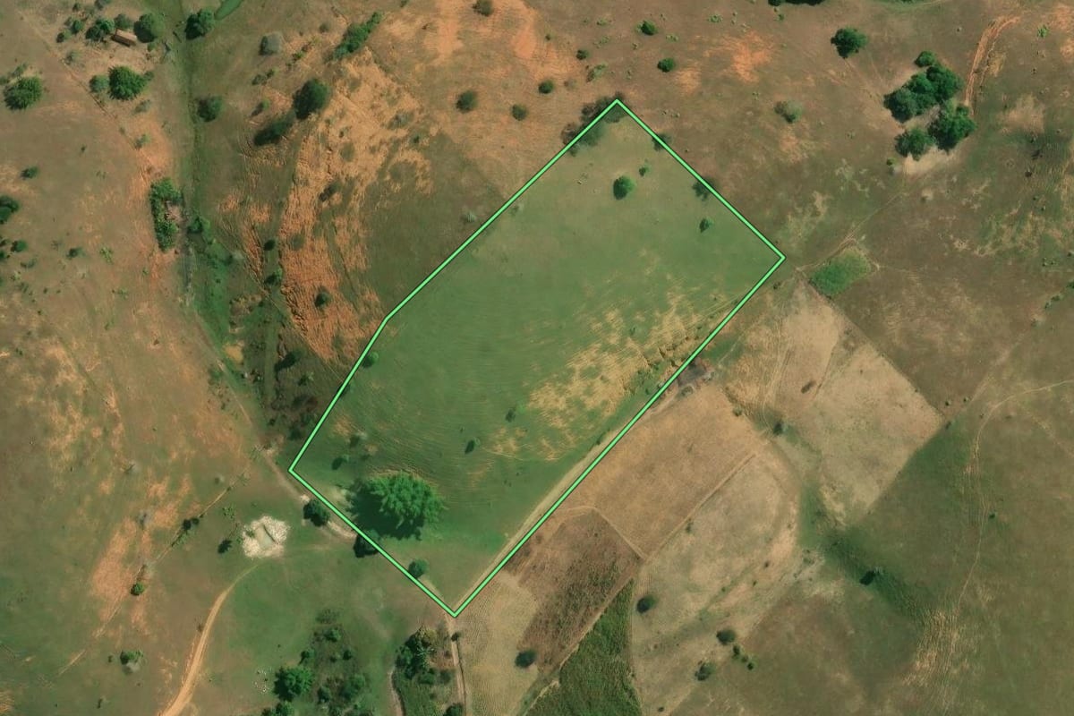Imagem de satélite do imóvel rural em Campos dos Goytacazes (RJ), com o contorno declarado no CAR desenhado por cima.