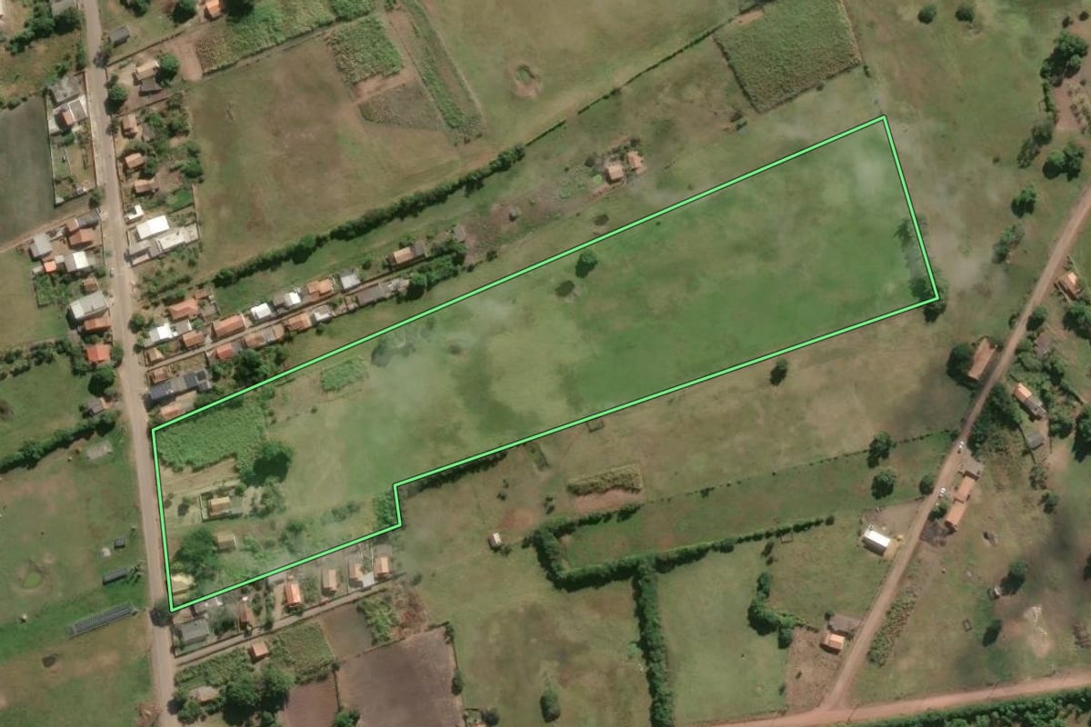 Imagem de satélite do imóvel rural em Campos dos Goytacazes (RJ), com o contorno declarado no CAR desenhado por cima.