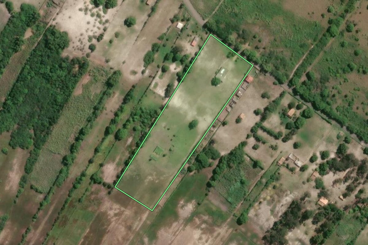 Imagem de satélite do imóvel rural em Campos dos Goytacazes (RJ), com o contorno declarado no CAR desenhado por cima.
