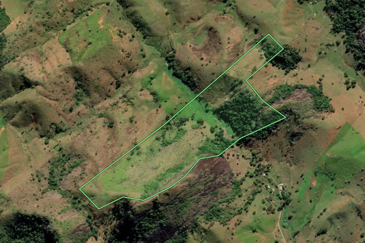 Imagem de satélite do imóvel rural em Campos dos Goytacazes (RJ), com o contorno declarado no CAR desenhado por cima.