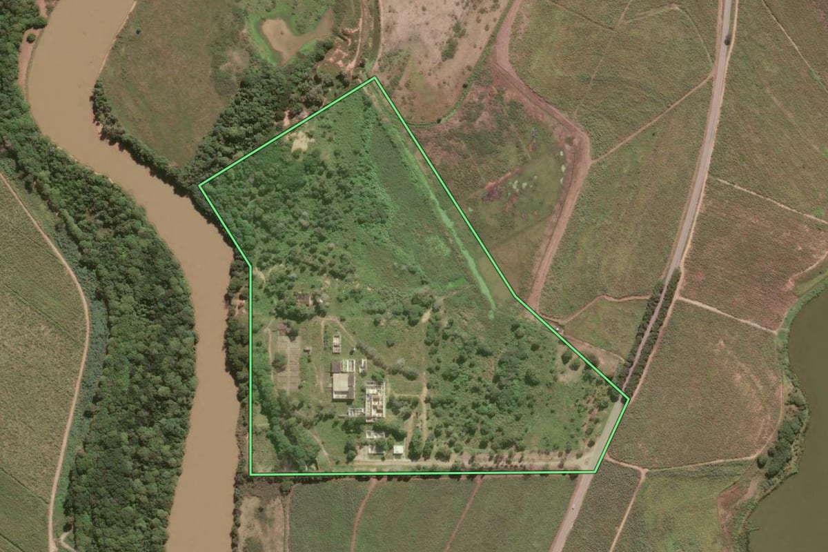 Imagem de satélite do imóvel rural em Campos dos Goytacazes (RJ), com o contorno declarado no CAR desenhado por cima.