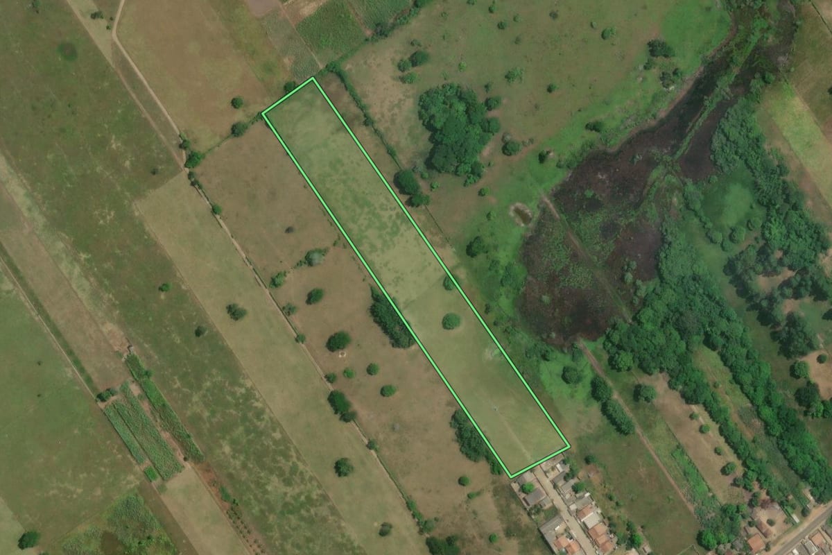 Imagem de satélite do imóvel rural em Campos dos Goytacazes (RJ), com o contorno declarado no CAR desenhado por cima.