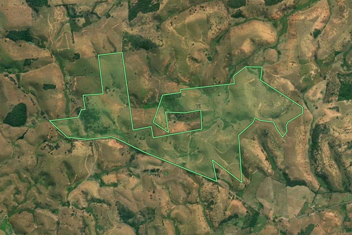 Imagem de satélite do imóvel rural em Campos dos Goytacazes (RJ), com o contorno declarado no CAR desenhado por cima.