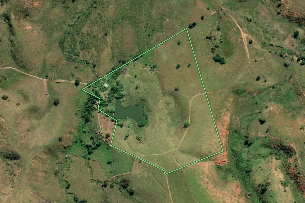 Imagem de satélite do imóvel rural em Campos dos Goytacazes (RJ), com o contorno declarado no CAR desenhado por cima.