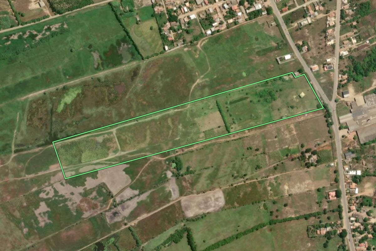 Imagem de satélite do imóvel rural em Campos dos Goytacazes (RJ), com o contorno declarado no CAR desenhado por cima.