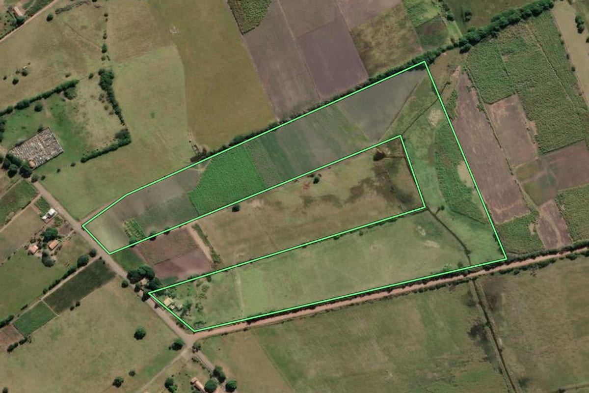 Imagem de satélite do imóvel rural em Campos dos Goytacazes (RJ), com o contorno declarado no CAR desenhado por cima.