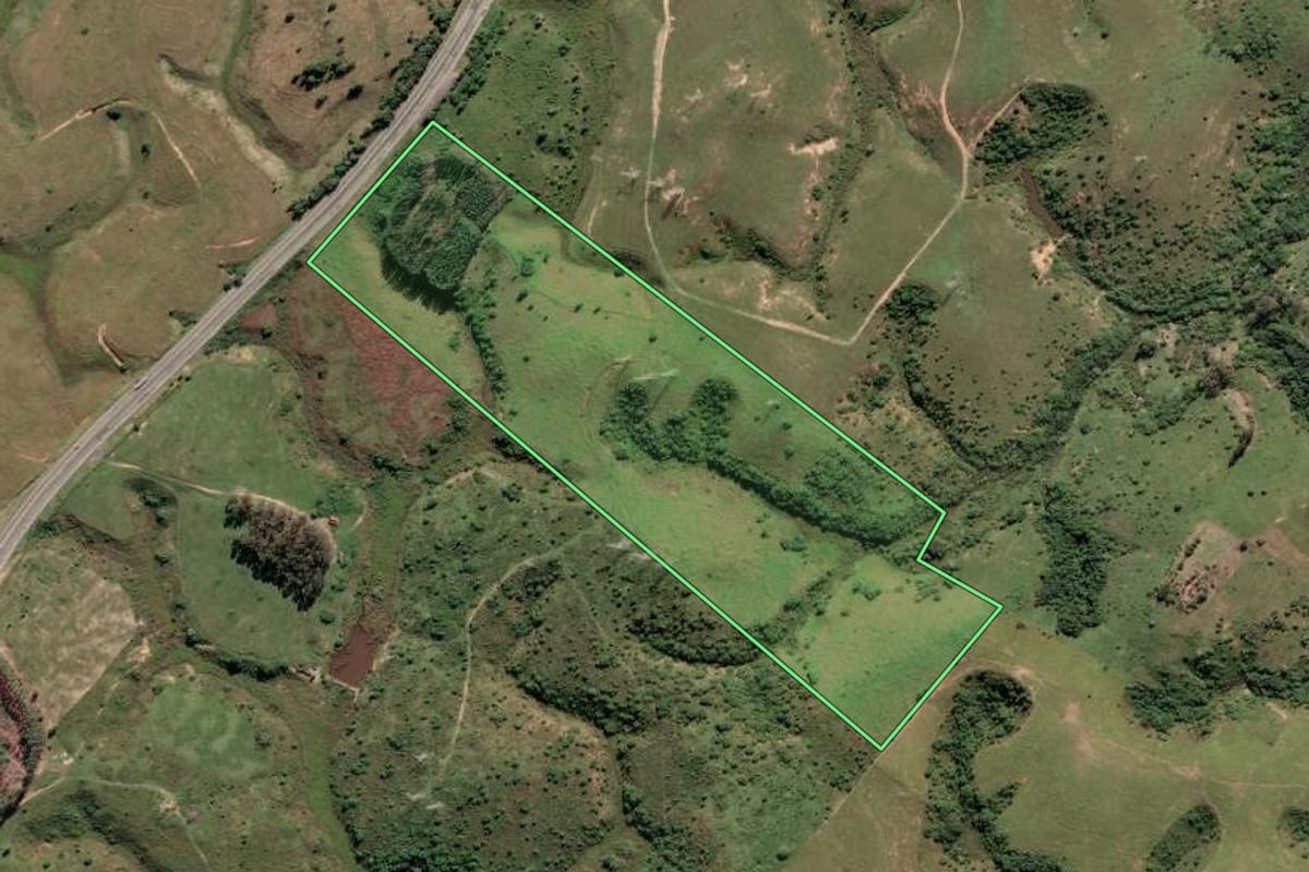 Imagem de satélite do imóvel rural em Campos dos Goytacazes (RJ), com o contorno declarado no CAR desenhado por cima.