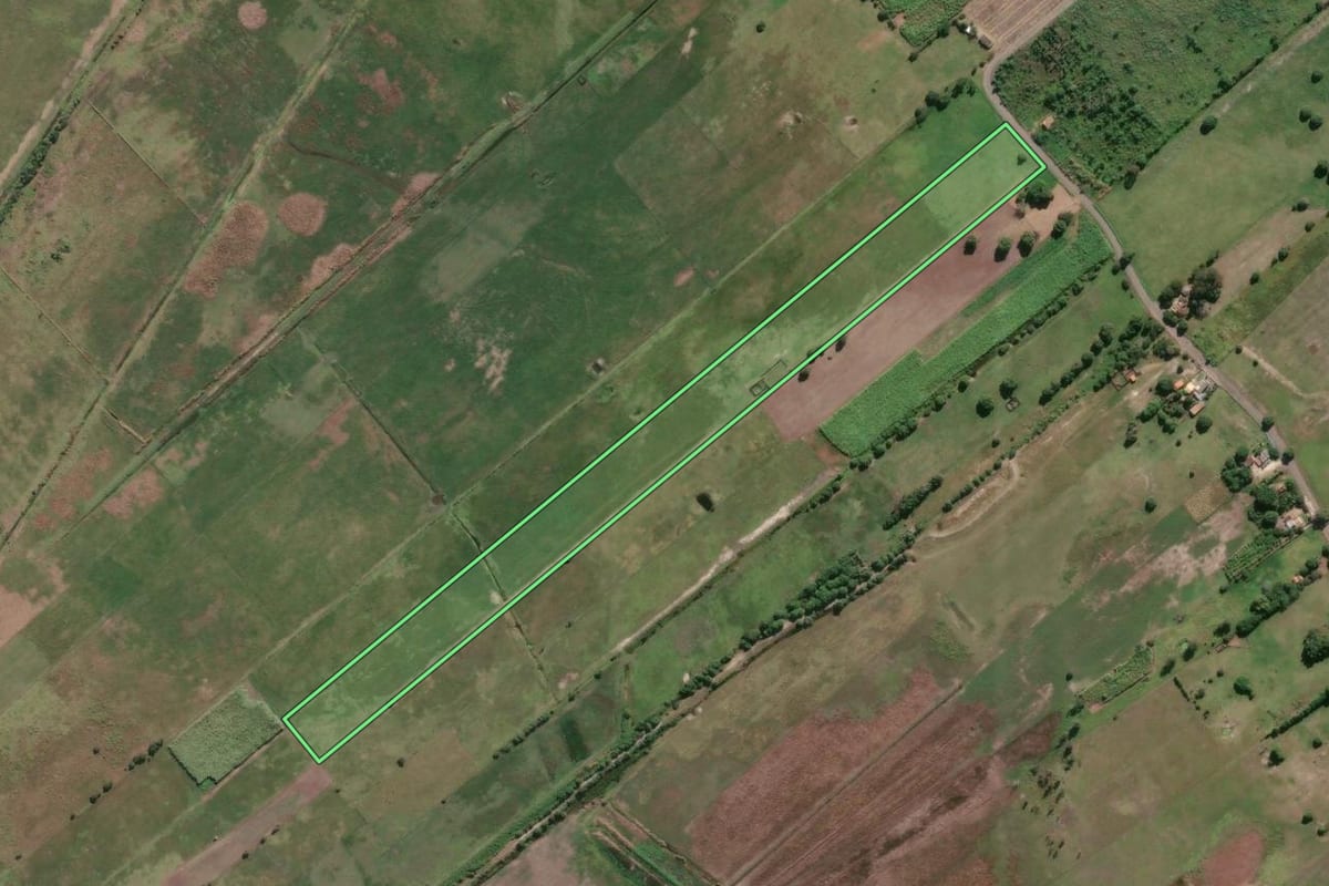 Imagem de satélite do imóvel rural em Campos dos Goytacazes (RJ), com o contorno declarado no CAR desenhado por cima.
