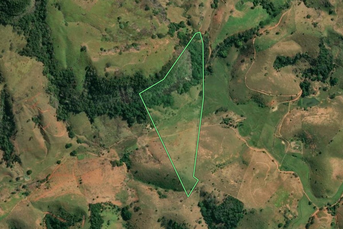 Imagem de satélite do imóvel rural em Campos dos Goytacazes (RJ), com o contorno declarado no CAR desenhado por cima.