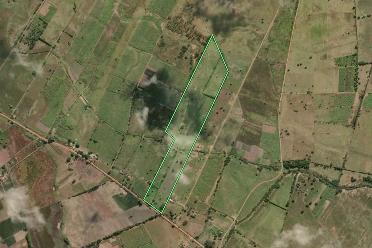 Imagem de satélite do imóvel rural em Campos dos Goytacazes (RJ), com o contorno declarado no CAR desenhado por cima.