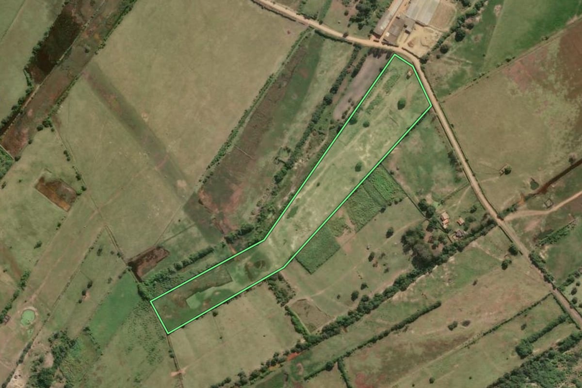 Imagem de satélite do imóvel rural em Campos dos Goytacazes (RJ), com o contorno declarado no CAR desenhado por cima.