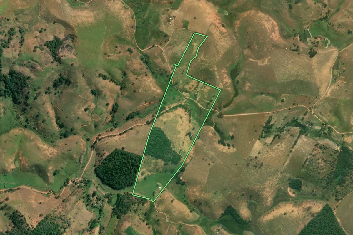 Imagem de satélite do imóvel rural em Campos dos Goytacazes (RJ), com o contorno declarado no CAR desenhado por cima.