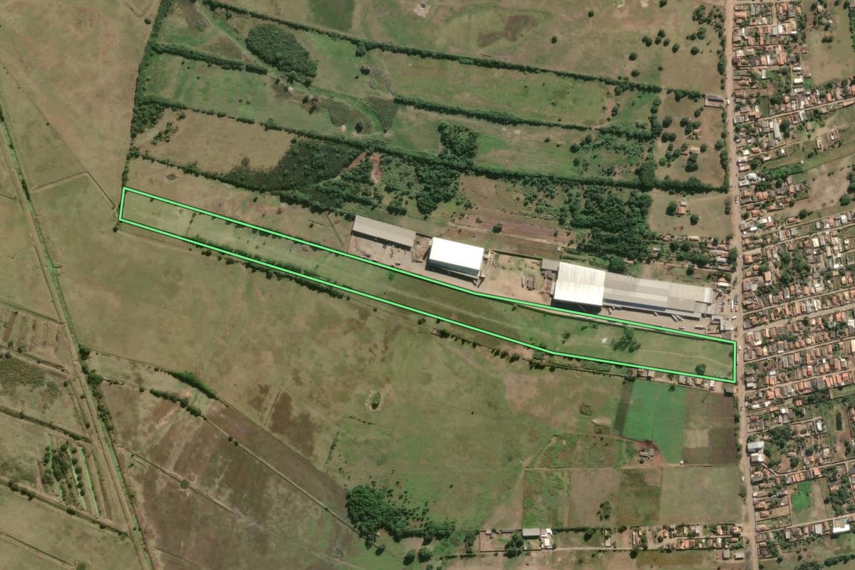 Imagem de satélite do imóvel rural em Campos dos Goytacazes (RJ), com o contorno declarado no CAR desenhado por cima.