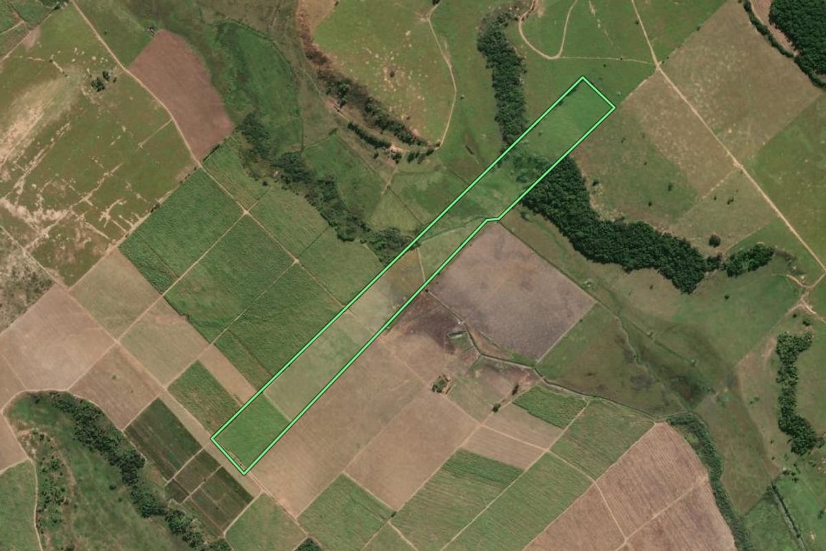 Imagem de satélite do imóvel rural em Campos dos Goytacazes (RJ), com o contorno declarado no CAR desenhado por cima.
