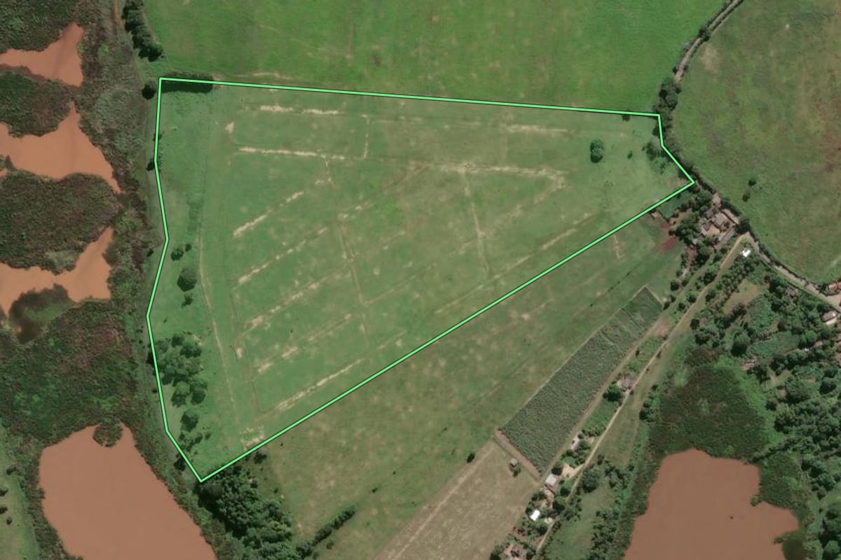 Imagem de satélite do imóvel rural em Campos dos Goytacazes (RJ), com o contorno declarado no CAR desenhado por cima.