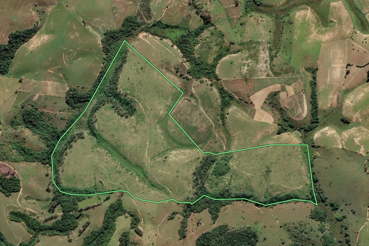 Imagem de satélite do imóvel rural em Campos dos Goytacazes (RJ), com o contorno declarado no CAR desenhado por cima.