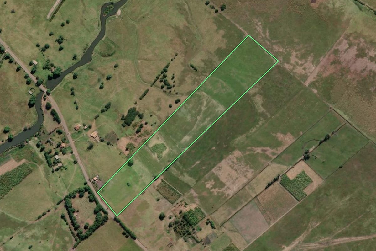 Imagem de satélite do imóvel rural em Campos dos Goytacazes (RJ), com o contorno declarado no CAR desenhado por cima.