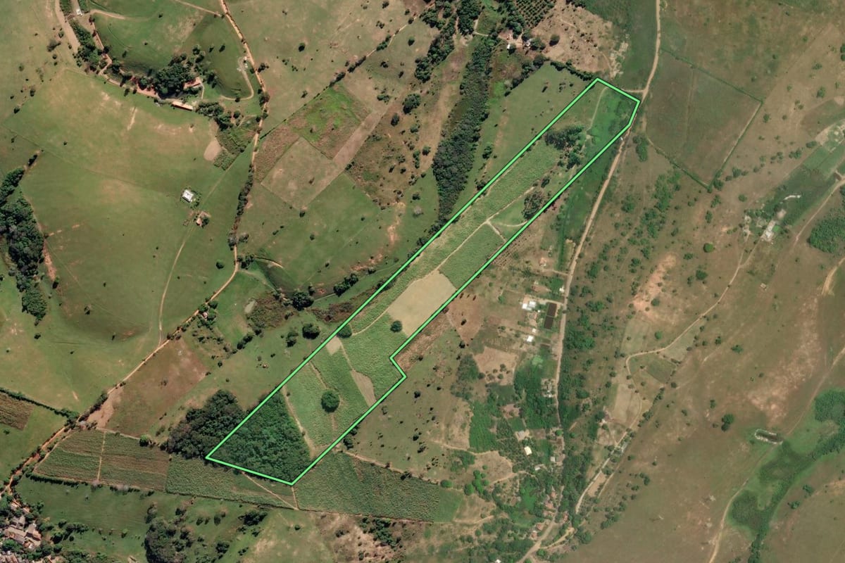 Imagem de satélite do imóvel rural em Campos dos Goytacazes (RJ), com o contorno declarado no CAR desenhado por cima.