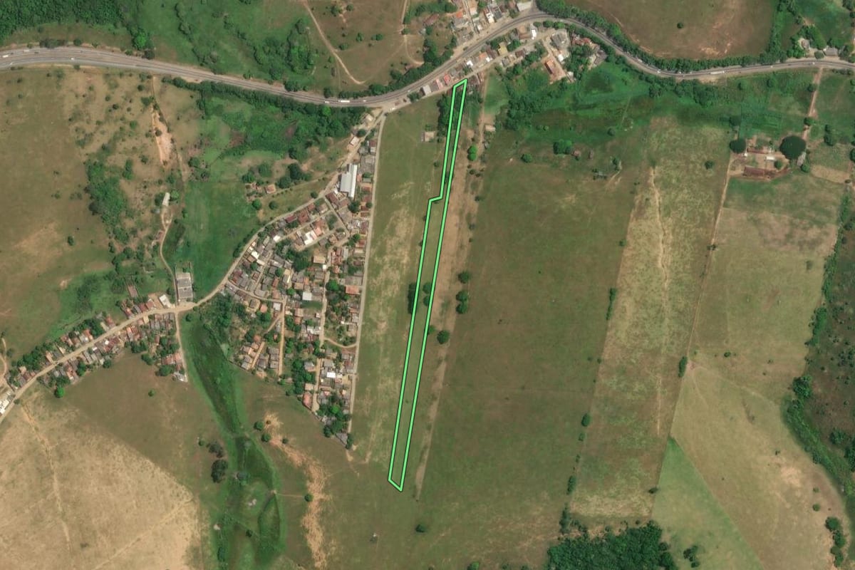 Imagem de satélite do imóvel rural em Campos dos Goytacazes (RJ), com o contorno declarado no CAR desenhado por cima.