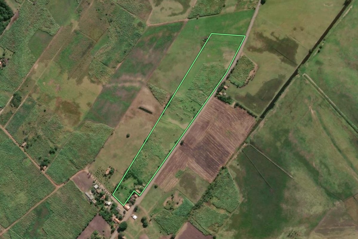 Imagem de satélite do imóvel rural em Campos dos Goytacazes (RJ), com o contorno declarado no CAR desenhado por cima.