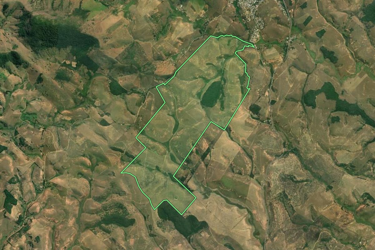 Imagem de satélite do imóvel rural em Campos dos Goytacazes (RJ), com o contorno declarado no CAR desenhado por cima.