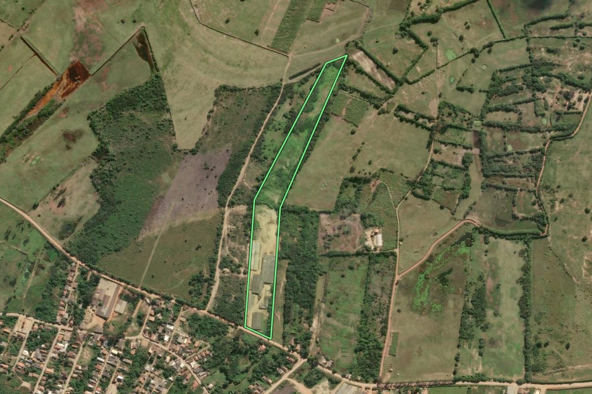 Imagem de satélite do imóvel rural em Campos dos Goytacazes (RJ), com o contorno declarado no CAR desenhado por cima.
