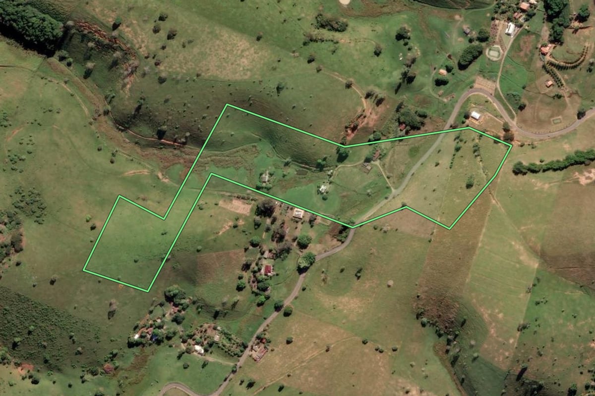 Imagem de satélite do imóvel rural em Campos dos Goytacazes (RJ), com o contorno declarado no CAR desenhado por cima.